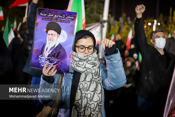اجتماع مردمی در چهلمین شب شهادت امامِ قائدِ شهید در میدان ونک تهران
