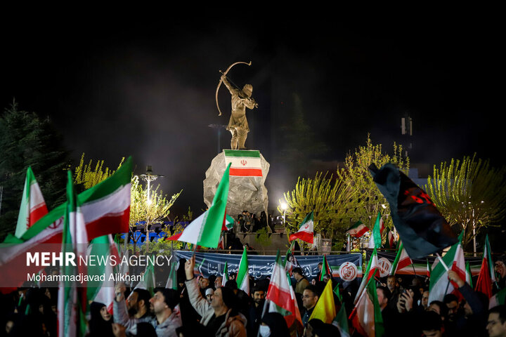 اجتماع مردمی در چهلمین شب شهادت امامِ قائدِ شهید در میدان ونک تهران