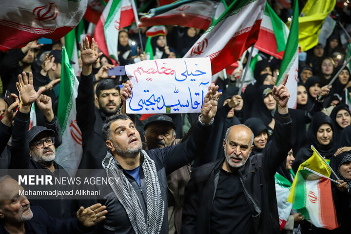 اجتماع مردمی در چهلمین شب شهادت امامِ قائدِ شهید در میدان ونک تهران