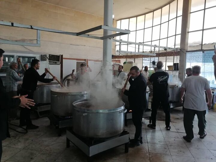 طبخ بیش از یک میلیون وعده غذای نذری برای اربعین رهبر شهید در مشهد