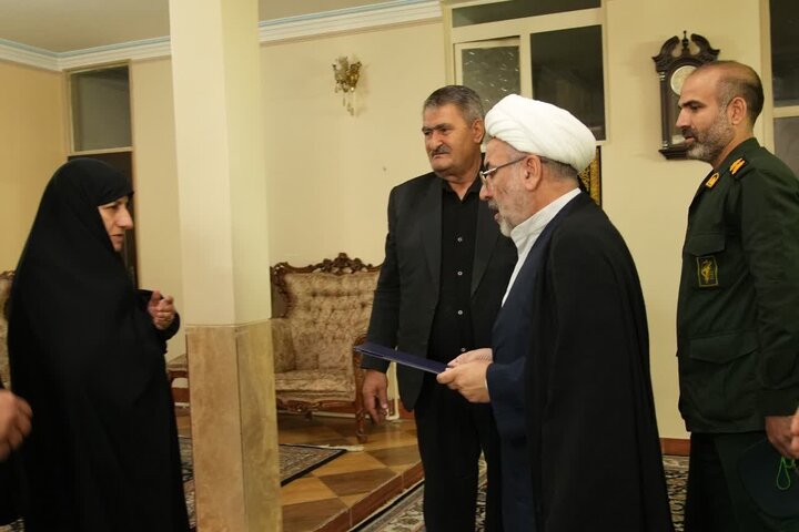 دیدار مسئولان سپاه لرستان با خانواده شهیدان «سهرابی» و «بهرامی»