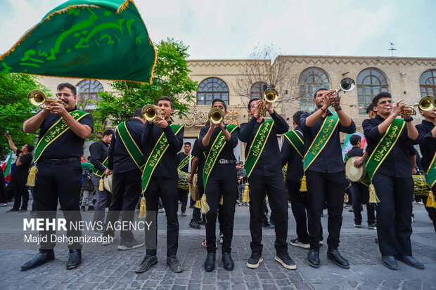 اجتماع و نخل برداری یزدی ها در اربعین شهادت قائد امت