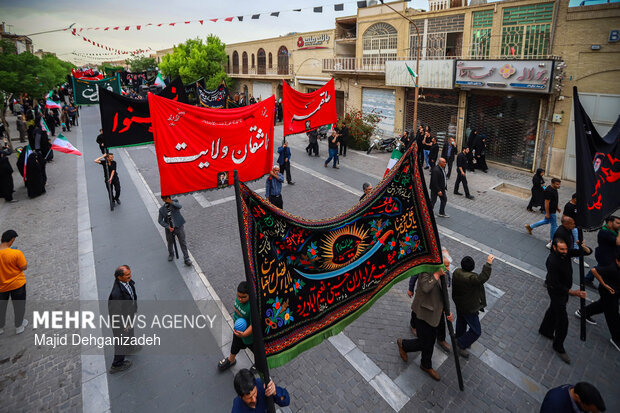 اجتماع و نخل برداری یزدی ها در اربعین شهادت قائد امت