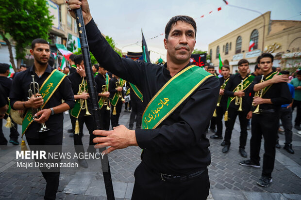 اجتماع و نخل برداری یزدی ها در اربعین شهادت قائد امت