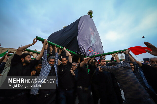 اجتماع و نخل برداری یزدی ها در اربعین شهادت قائد امت