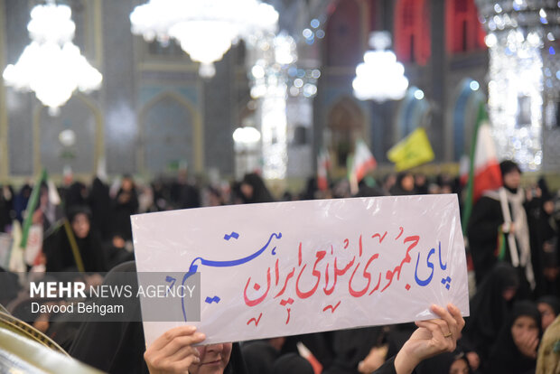 دشمن بداند دست ما روی ماشه و جانمان آماده شهادت است