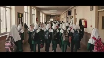 محمدحسین حدادیان "نیمکت خالی" را برای بچه‌های میناب خواند