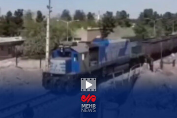 عبور نخستین قطار از پل یحیی‌آباد کاشان پس از بازسازی