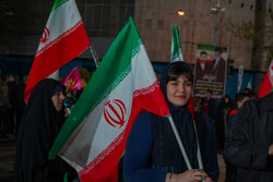 چهل روز است همه ملت ایران ایستاده اند