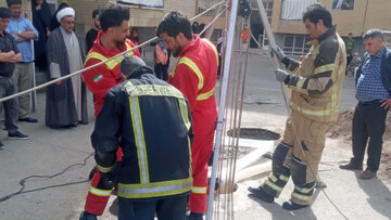 نجات موفق جوان مقنی از چاه سپتیک توسط آتش نشانان قم