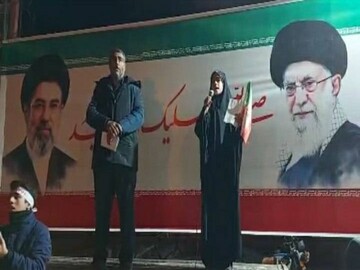 رجزخوانی دختر گروسی در اجتماعات خیابانی