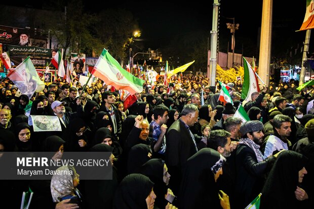 حضور پرشور مردم در تجمع شبانه؛ صدای وحدت در شهر طنین‌انداز شد