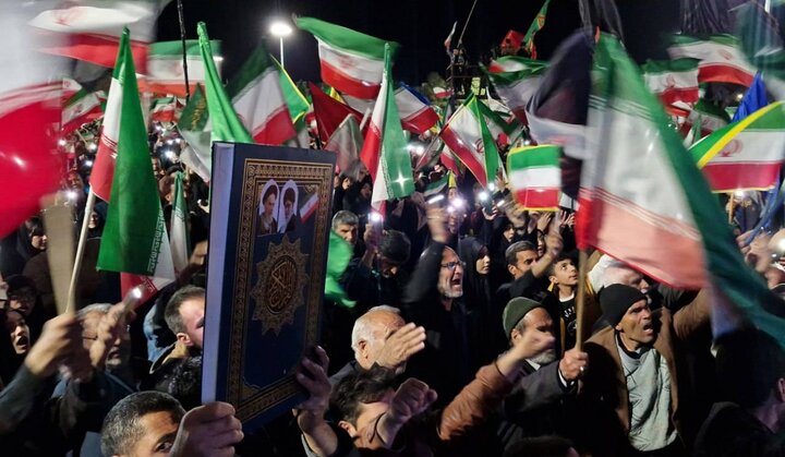 تداوم حضور مردم بیرجند در خیابان ها