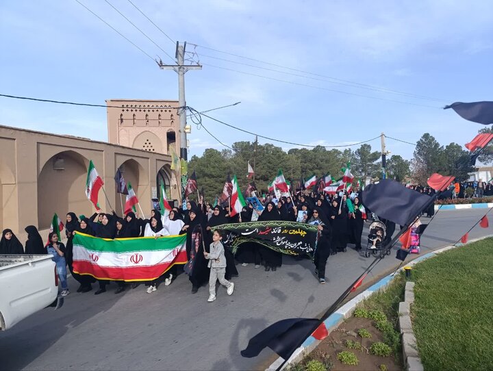 راهپیمایی و عزاداری بانوان بهابادی در سوگ اربعین رهبر شهید