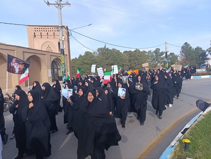 راهپیمایی و عزاداری بانوان بهابادی در سوگ اربعین رهبر شهید
