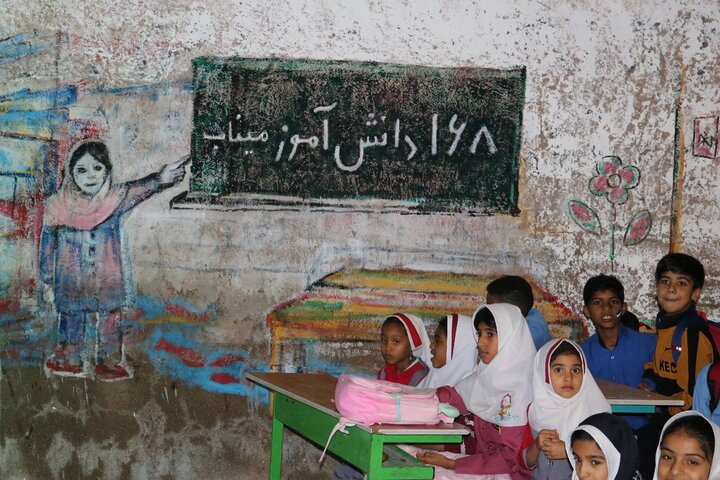 رونمایی از دیوارنگاره شهدای دانش‌آموز میناب در هرمز