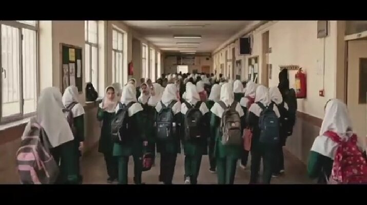 محمدحسین حدادیان "نیمکت خالی" را برای بچه‌های میناب خواند