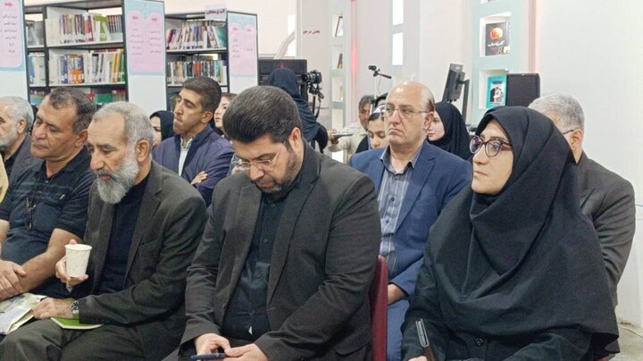 محفل شعرخوانی «نیمکت‌های آسمانی» در خرم‌آباد برگزار شد