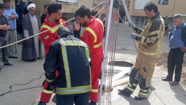 نجات موفق جوان مقنی از چاه سپتیک توسط آتش نشانان قم