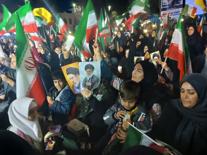 İran halkı ateşkes olmasına rağmen meydanlarda vatan nöbetini sürdürüyor