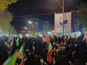 شعار خرم‌آبادی‌ها: «امر ولی زمان، ماندن در خیابان»