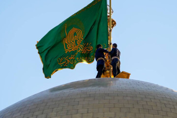 پرچم گنبد نورانی امام رضا(ع) تعویض شد