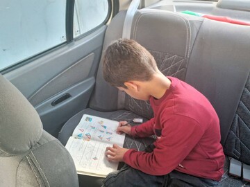 آموزش بدون توقف؛ روایت ایثار معلمی که کلاس درس را به دل جاده برد