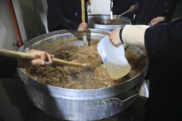 پخت بزرگ‌ترین حلوای نذری شیراز در حرم حضرت علی‌بن‌حمزه (ع)