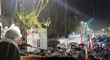 جلوه هایی از حضور باشکوه شبانه مردم میاندوآب در میدان زیر بارش باران