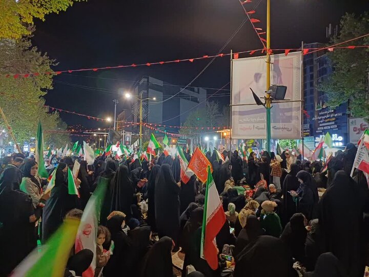 شعار خرم‌آبادی‌ها: «امر ولی زمان، ماندن در خیابان»