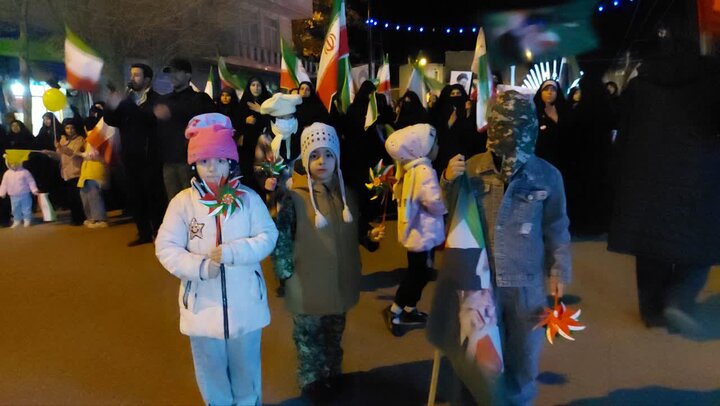 کودکان انقلابی؛ روایت حضور نسل آینده در شب‌های پرشور کردستان