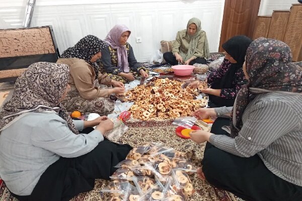 همت زنان روستای سرمور دنا برای حمایت از جبهه مقاومت با ارسال خشکبار