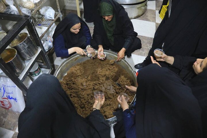 پخت بزرگترین حلوای نذری شیراز در حرم حضرت علیبنحمزه (ع)