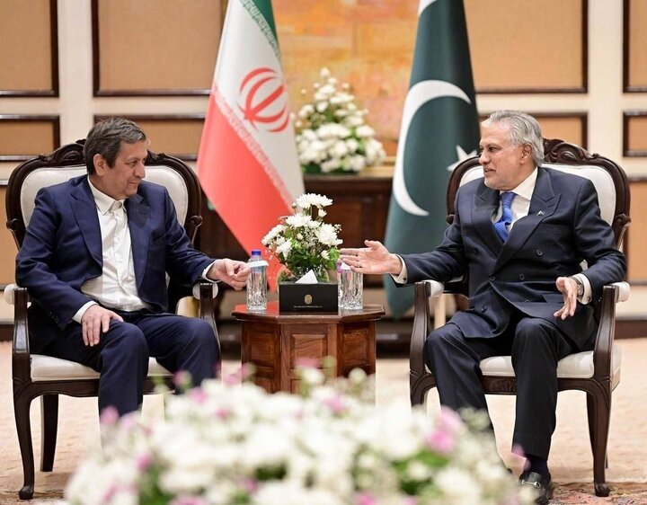 همتی، رئیس کل بانک مرکزی ایران، با اسحاق دار، معاون نخست وزیر پاکستان در اسلام آباد دیدار و گفتگو کرد