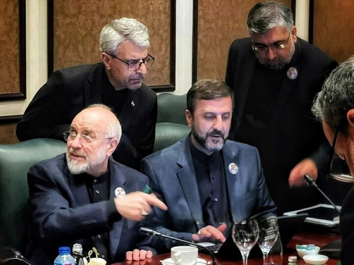 تصویری از هیأت ایرانی در حال کار بر روی برخی متون حقوقی با حضور اعضای کمیتههای تخصصی
