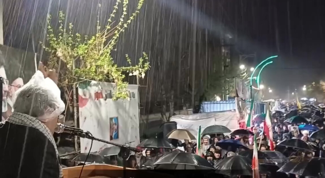 حضور پرشکوه شبانه مردم میاندوآب در میدان در زیر بارش باران به چشم میخورد – خبرگزاری مهر | اخبار ایران و جهان حضور پرشکوه شبانه مردم میاندوآب در میدان در زیر بارش باران به چشم میخورد – خبرگزاری مهر | اخبار ایران و جهان