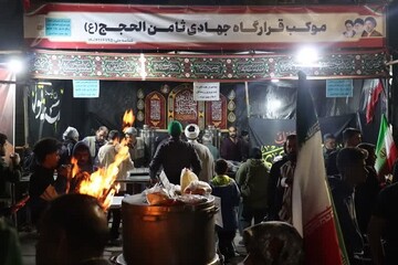 ۱۱۰ جهادگر پای کار خدمت رسانی موکب ثامن الحجج(ع) در تجمعات شبانه مردم