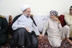 دیدار امام جمعه زاهدان با خانواده اولین شهید «جنگ رمضان» در کنارک