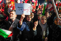 حضور پرشور مردم شیراز در خیابان‌ها ادامه دارد