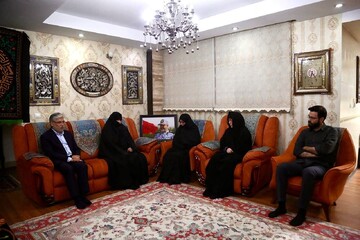 دیدار وزیر علوم با خانواده وزیر دفاعِ شهید