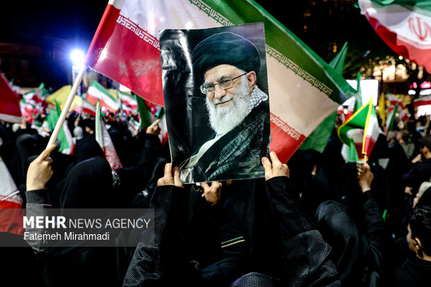 اجتماع حمایت از رزمندگان در مقابله با دشمن آمریکایی - صهیونی