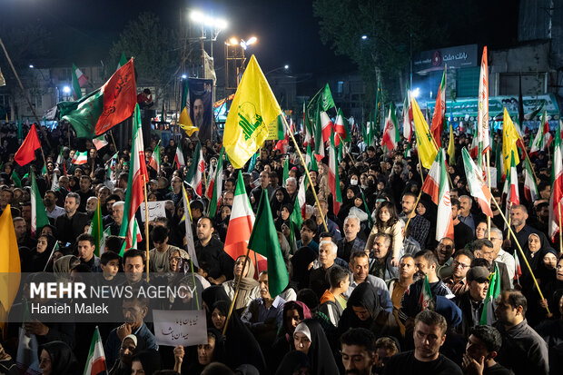 İran'ın tüm şehirlerinde halk yine meydanlardaydı