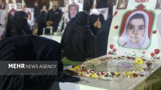 پایان ویژه برنامه اربعین یاران دبستانی در گلزار شهدای دانش‌آموز میناب