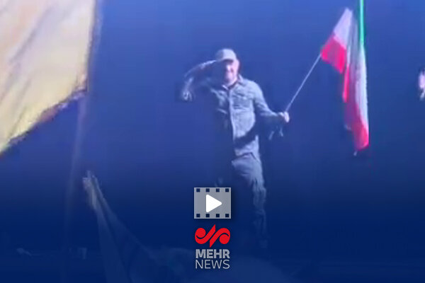 حضور بامدادی هدایت هاشمی بازیگر سینما در جمع مردم میدان انقلاب