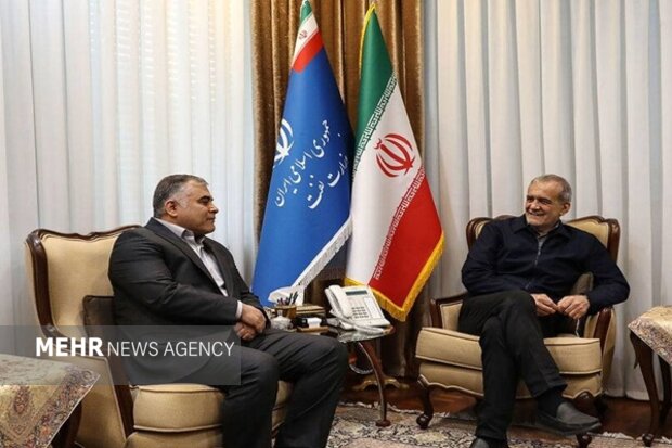 بازدید رئیس‌جمهور از وزارت نفت و بررسی اقدامات این وزارتخانه