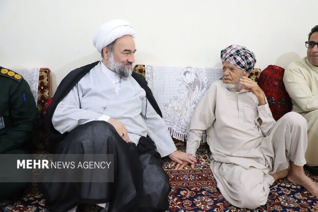 دیدار امام جمعه زاهدان با خانواده اولین شهید «جنگ رمضان» در کنارک