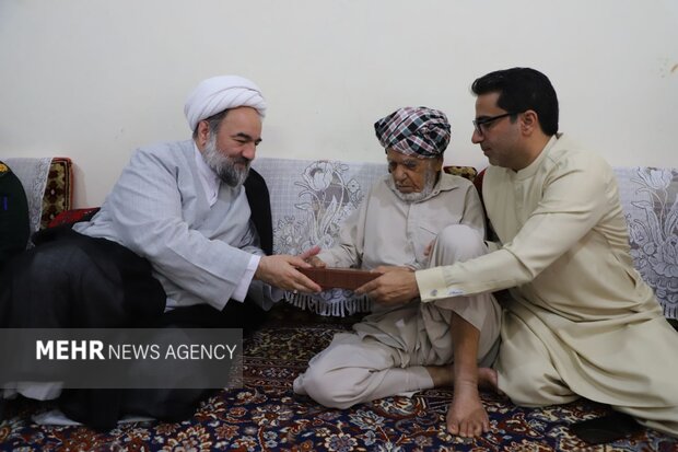 حضور امام جمعه زاهدان در منزل خانواده اولین شهید «جنگ رمضان» در کنارک