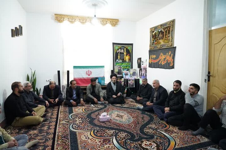 نماینده ولی‌فقیه با خانواده ۳ شهید جنگ رمضان دیدار کرد