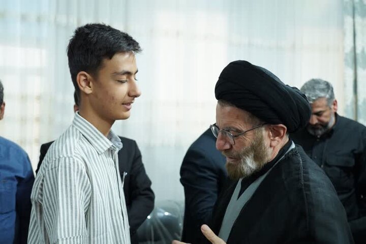 نماینده ولی‌فقیه با خانواده ۳ شهید جنگ رمضان دیدار کرد