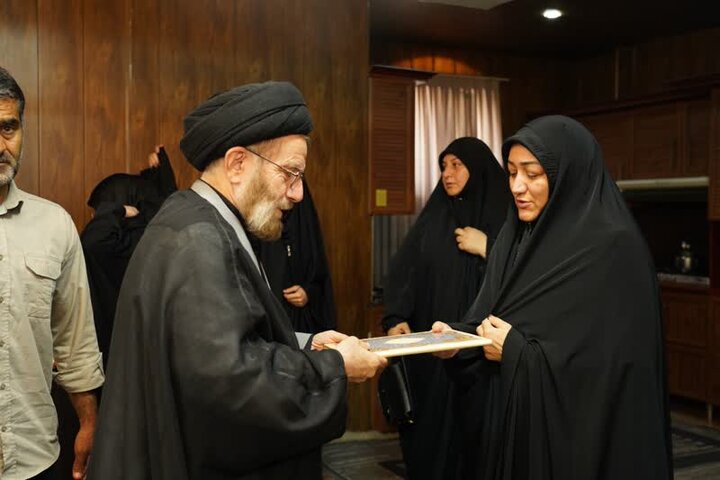 نماینده ولی‌فقیه با خانواده ۳ شهید جنگ رمضان دیدار کرد